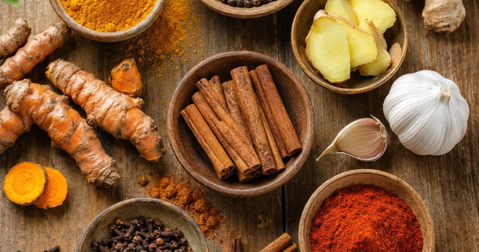 мисочки с черным перцем, куркумой, имбирем, корицей, гвоздикой, паприкой и чесноком
